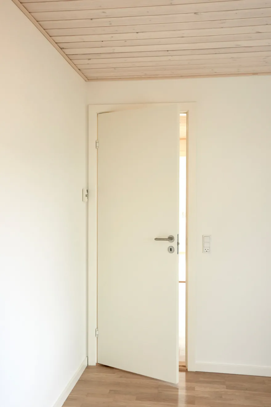 Stabil hvidmalet dør 82,5 x 204 cm